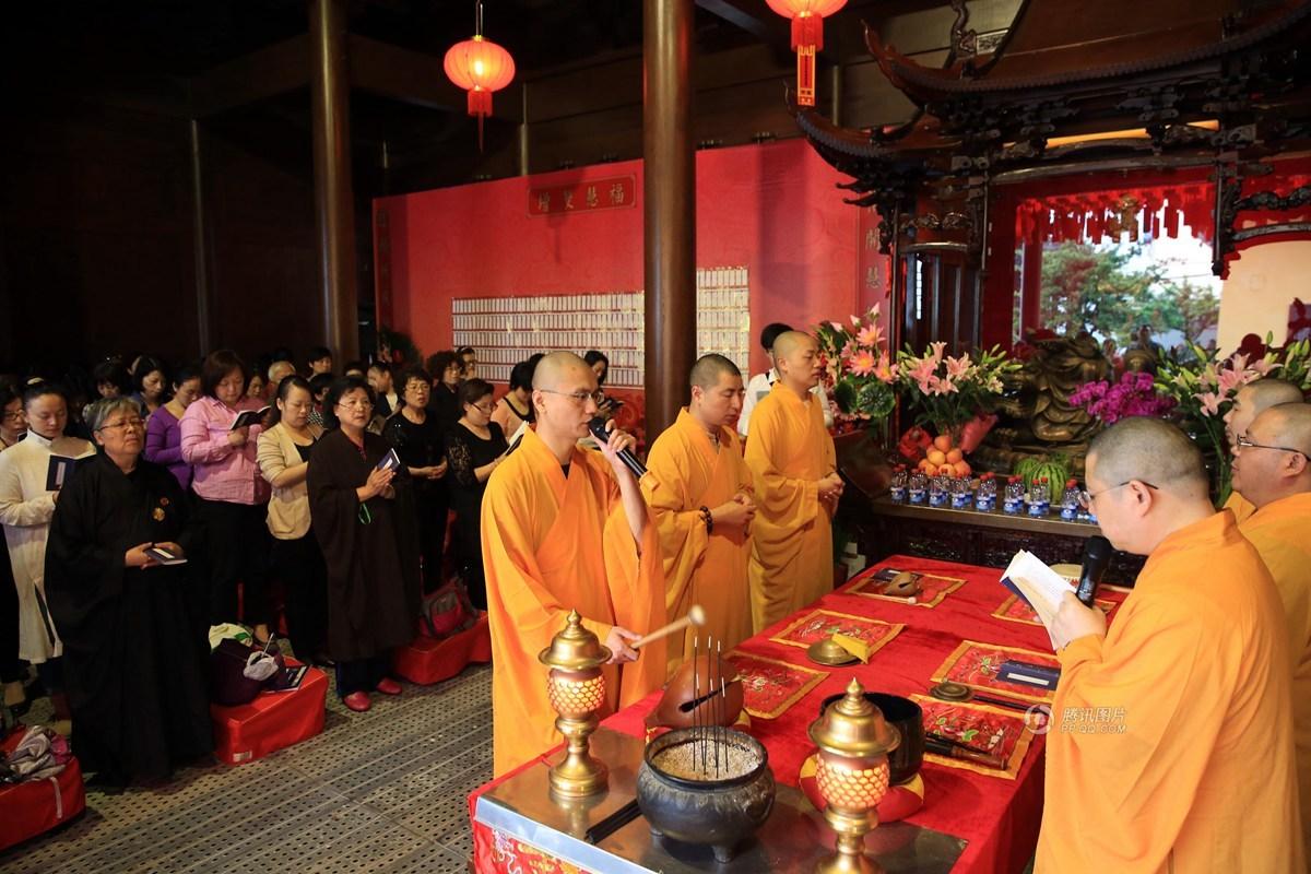 　　5月28日，上海玉佛禅寺举行“开智增慧 祈福考生”公益活动，吸引当地众多考生家长。
