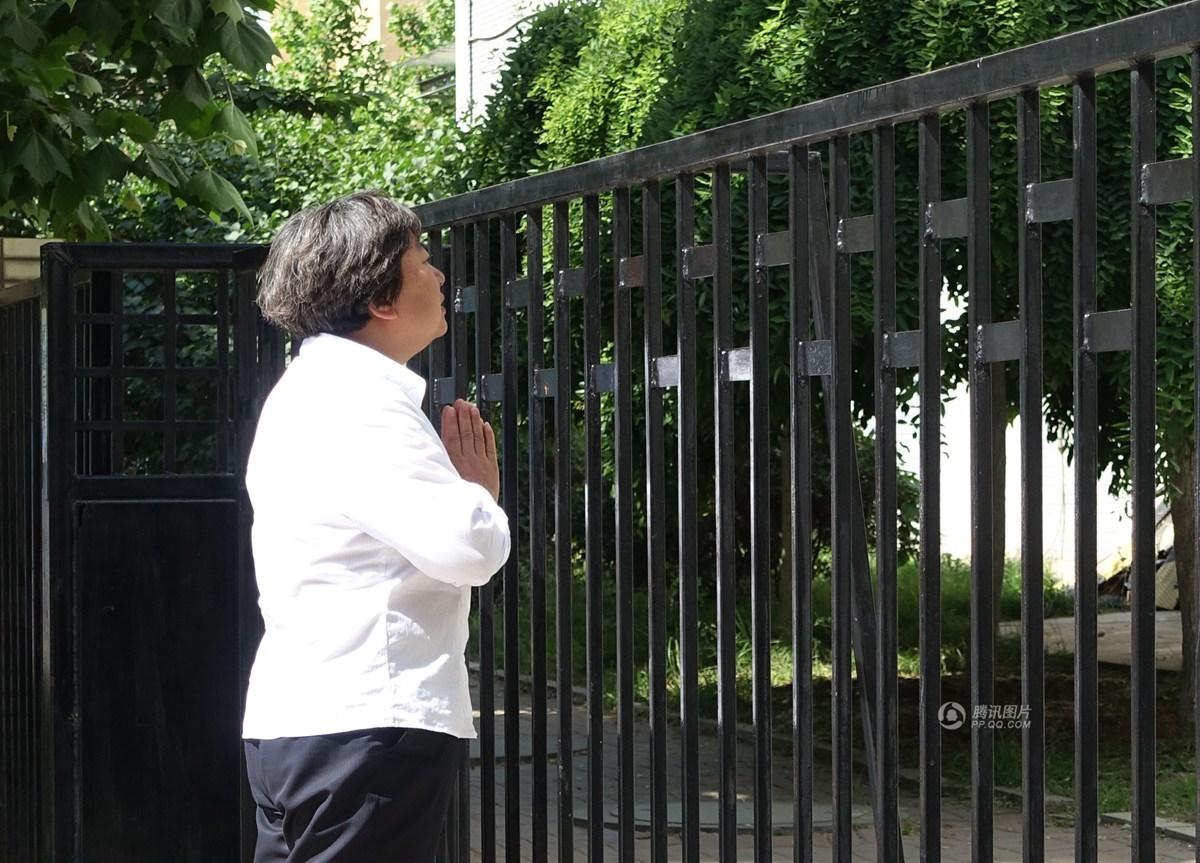 　　6月5日，大连一名“踩点”的考生家长，在一考点外祈福孩子金榜题名。