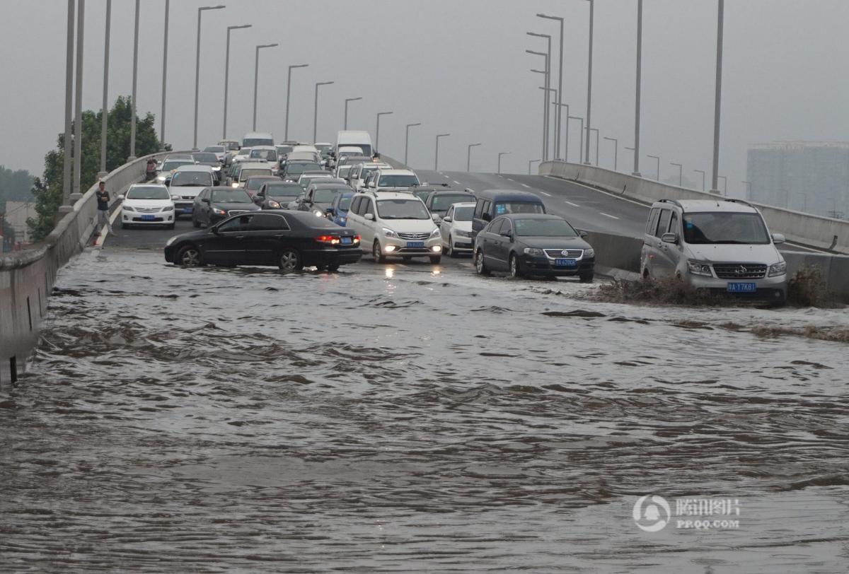 　　2016年6月5日，河南省郑州市遭遇暴雨，因雨势凶猛造成南三环与京广快速一段百余米的高架桥被水淹没，瞬间桥上变成“游泳池”。