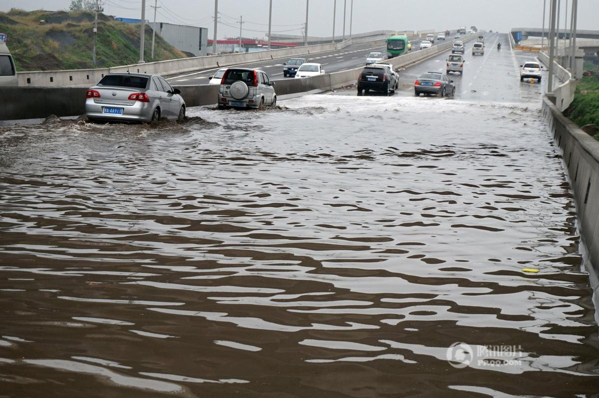 　　据悉，当日暴雨造成郑州多处道路严重积水，大路变大河，多条路段交通陷入瘫痪。