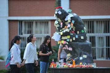 南宁一中学孔子牛顿名人雕像成考生“许愿墙”