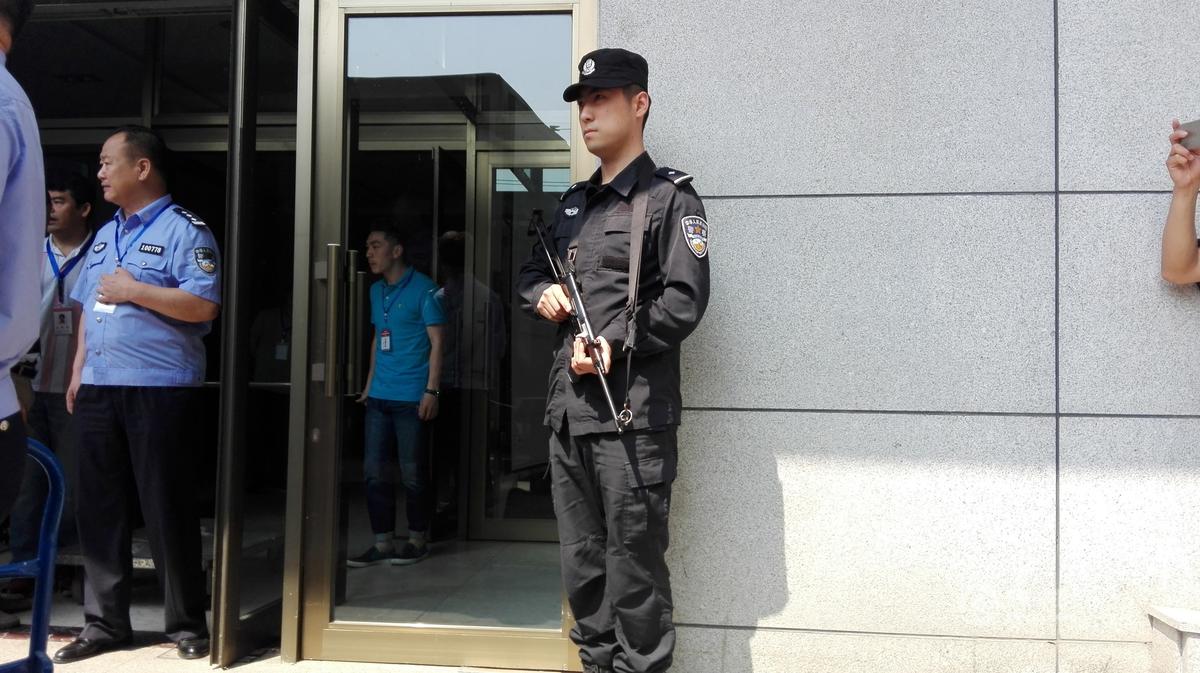 据了解，吉林省高考试卷整个押运过程中，全省共派出200余名警力，包括特警和交警等多个警种；全省出动的押运及保障车辆共百余辆，包括特警的武装押运车。