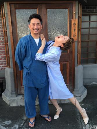 海清趴在黄磊肩膀上搞怪，黄磊笑得很开心