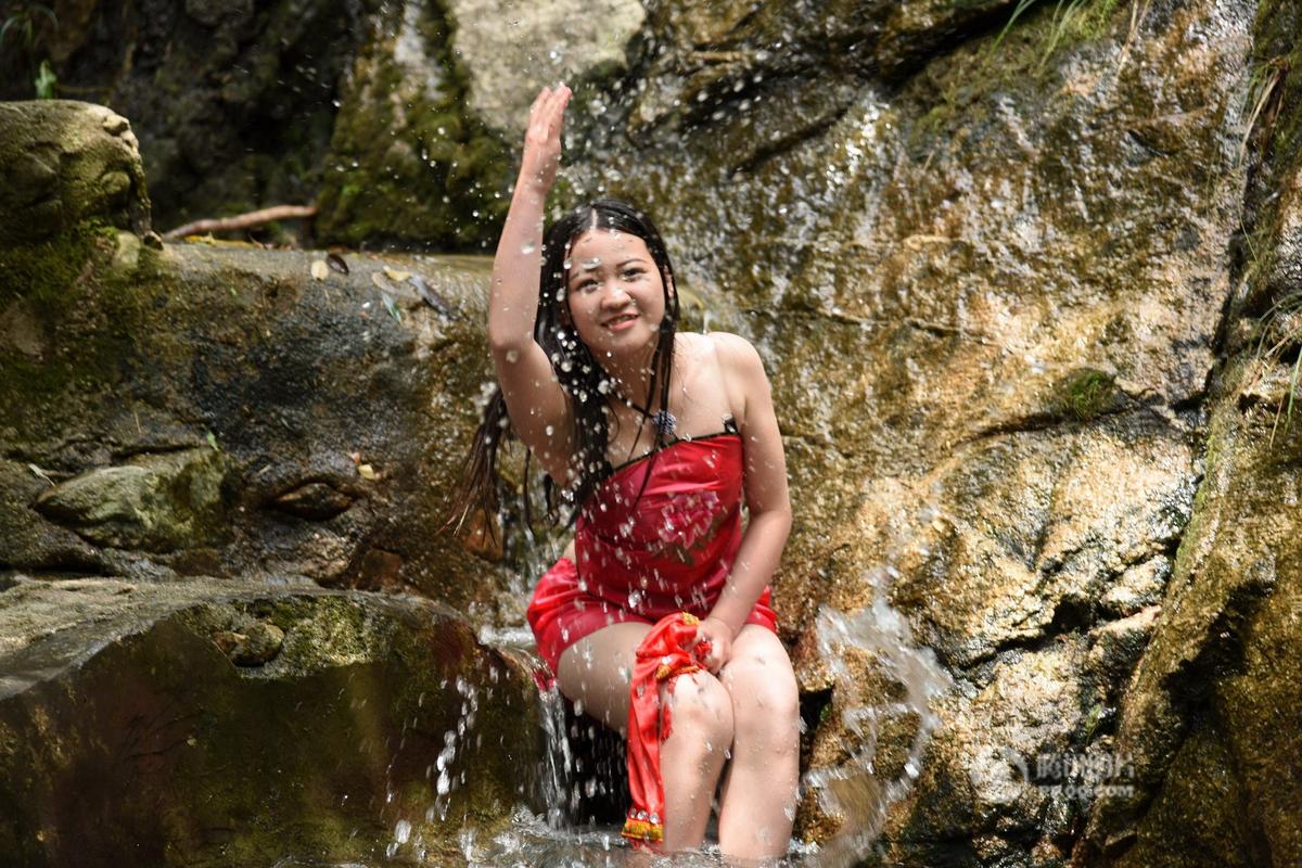 当天午后，正好是晴天，连山金子山的瀑布下、水潭里，几名山下壮族村寨的姑娘身穿传统的肚兜，直接下到水潭里洗头、冲凉。