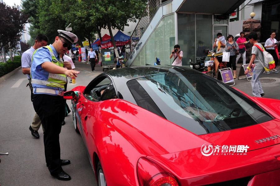 停了不到五分钟这四辆豪车因阻碍交通，被交警劝走，让其等考试快结束时再来助考。