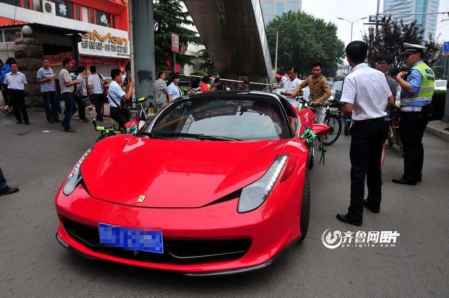 停了不到五分钟这四辆豪车因阻碍交通，被交警劝走，让其等考试快结束时再来助考。