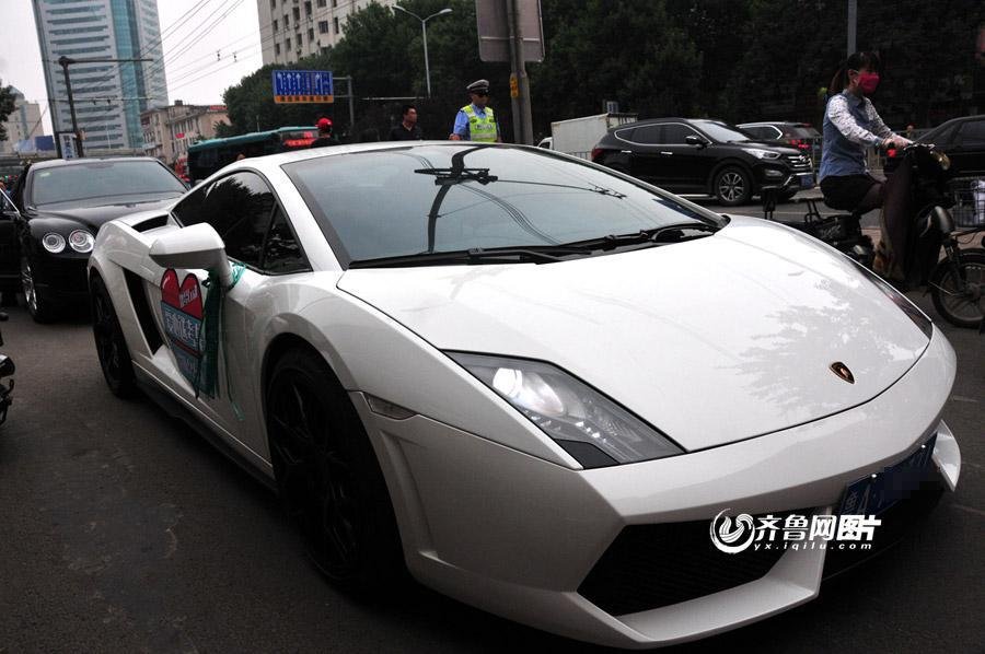 停了不到五分钟这四辆豪车因阻碍交通，被交警劝走，让其等考试快结束时再来助考。