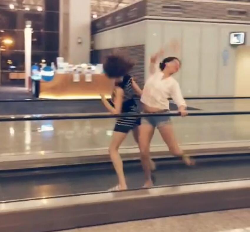 这是北京当代芭蕾舞团的演员们在候机大厅等待晚点的飞机时所拍。6月4日晚大雨，广州白云机场，“飞机晚点5个多小时，为打发漫长的候机时间，我就带着演员们玩起来了。”团长王媛媛说不觉得跌份，只是和演员即兴“玩儿”。有网友建议注意安全。