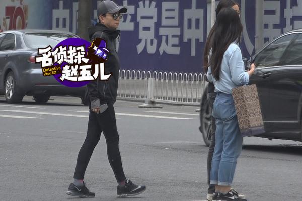 宋丹丹晨练也要星味十足筷子腿不输小花旦
