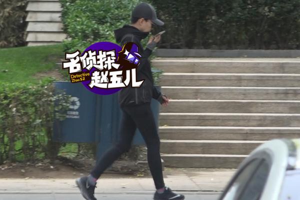宋丹丹晨练也要星味十足筷子腿不输小花旦