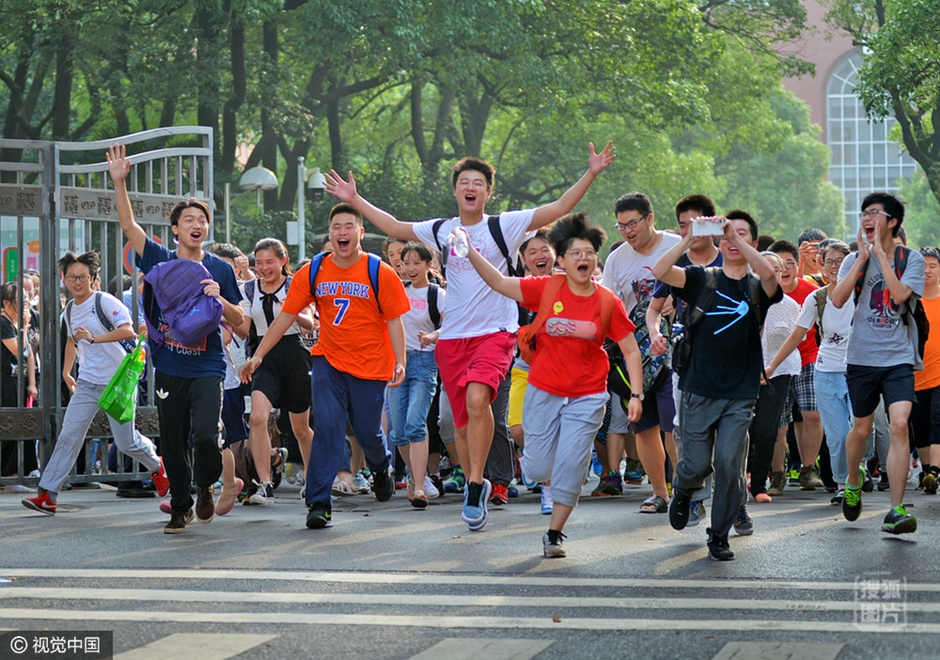 6月8日下午5时许，长沙市一中考点，考生们在欢声笑语中冲出考场，标志着2016年高考落下帷幕。
