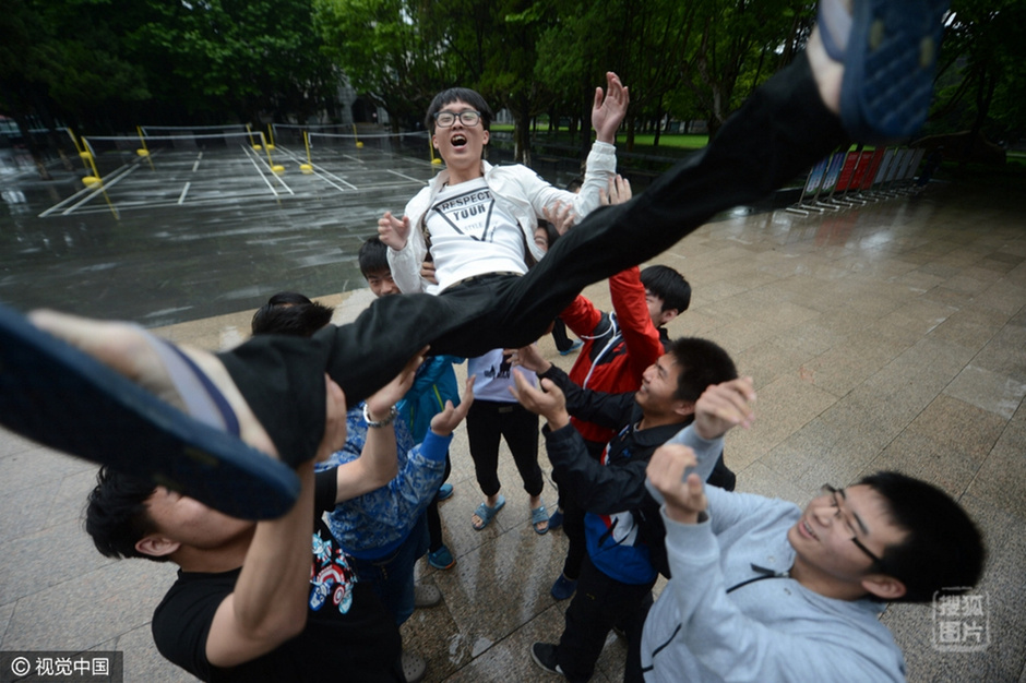 6月8日，江苏省扬州市，中学考点，考生们托起同学庆祝高考结束。