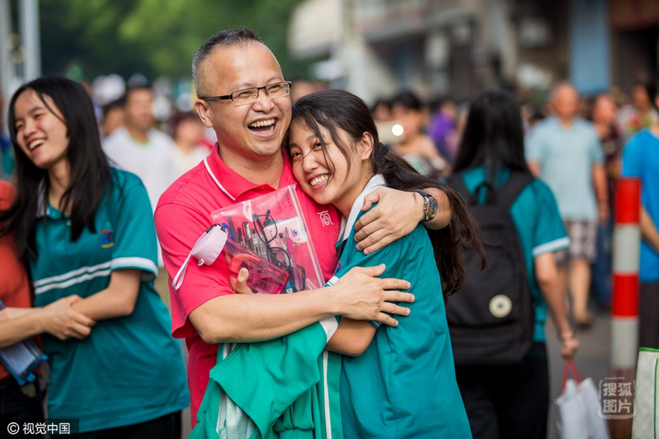 6月8日，广东省广州市，广东仲元中学考场内，高考结束后，考生与家长紧紧拥抱。