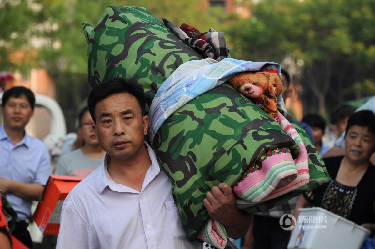 瞬间激增的接孩子车辆致使校园周边出现大堵车现象。