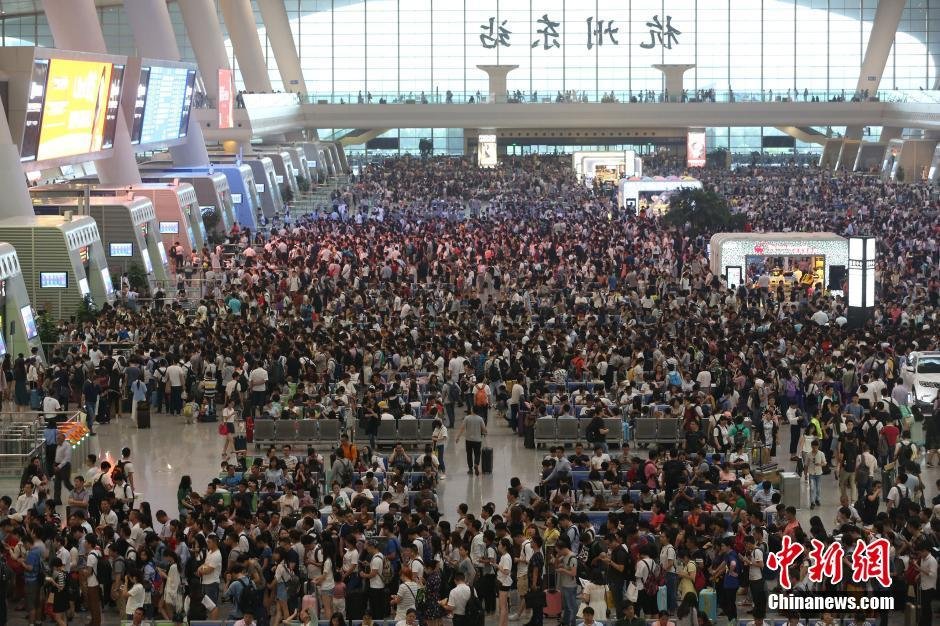6月8日，大批旅客在高铁杭州东站内候车。当日，随着端午节小长假的到来，中国各地的火车站、汽车站等交通窗口迎来短途出行高峰。