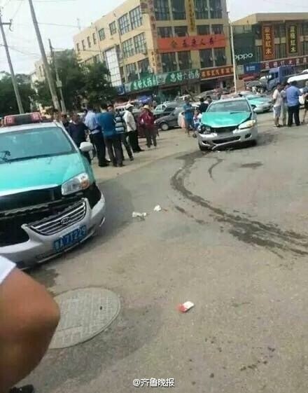 据现场目击者介绍，事发前，有一对老年人夫妇在小区前乘坐出租车，其中男的已经上车，女方在上车时，一辆白色轿车驶来，先是围着该出租车转，随后便撞向搭车的女子。