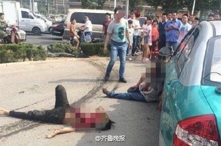 在一声巨响后，女子被撞倒在地上。其老伴见状下车查看时，又遭白色轿车撞击。两人受伤较为严重，而出租车女司机也受到了惊吓。两人被撞后，白色轿车还没有离开的意思。此时，另外一辆出租车的司机邢某见状，慌忙开车拦截白色轿车，防止其再次撞击老人，车辆也被撞得惨不忍睹。