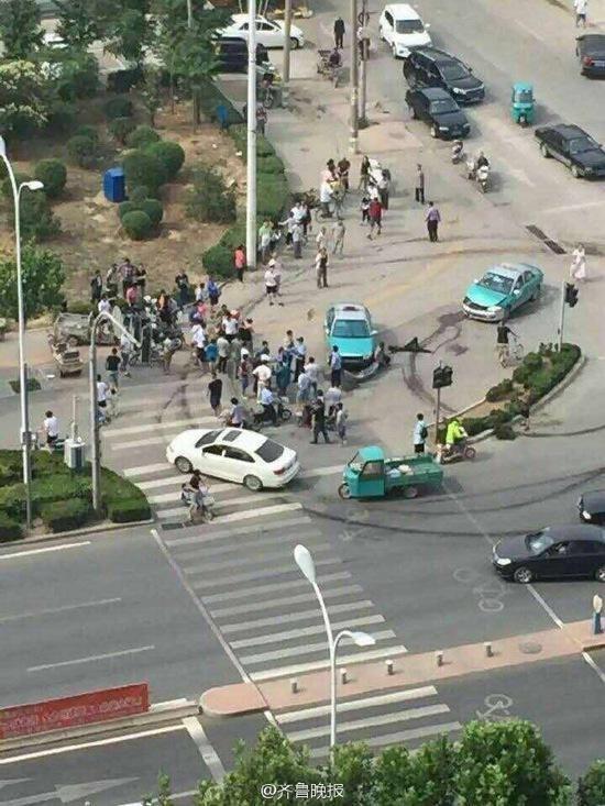 图为现场阻拦而被撞坏的出租车。