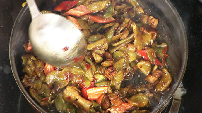 【养生厨房 <wbr>20160612 <wbr>播出】菜名:莴笋干炒五花肉;