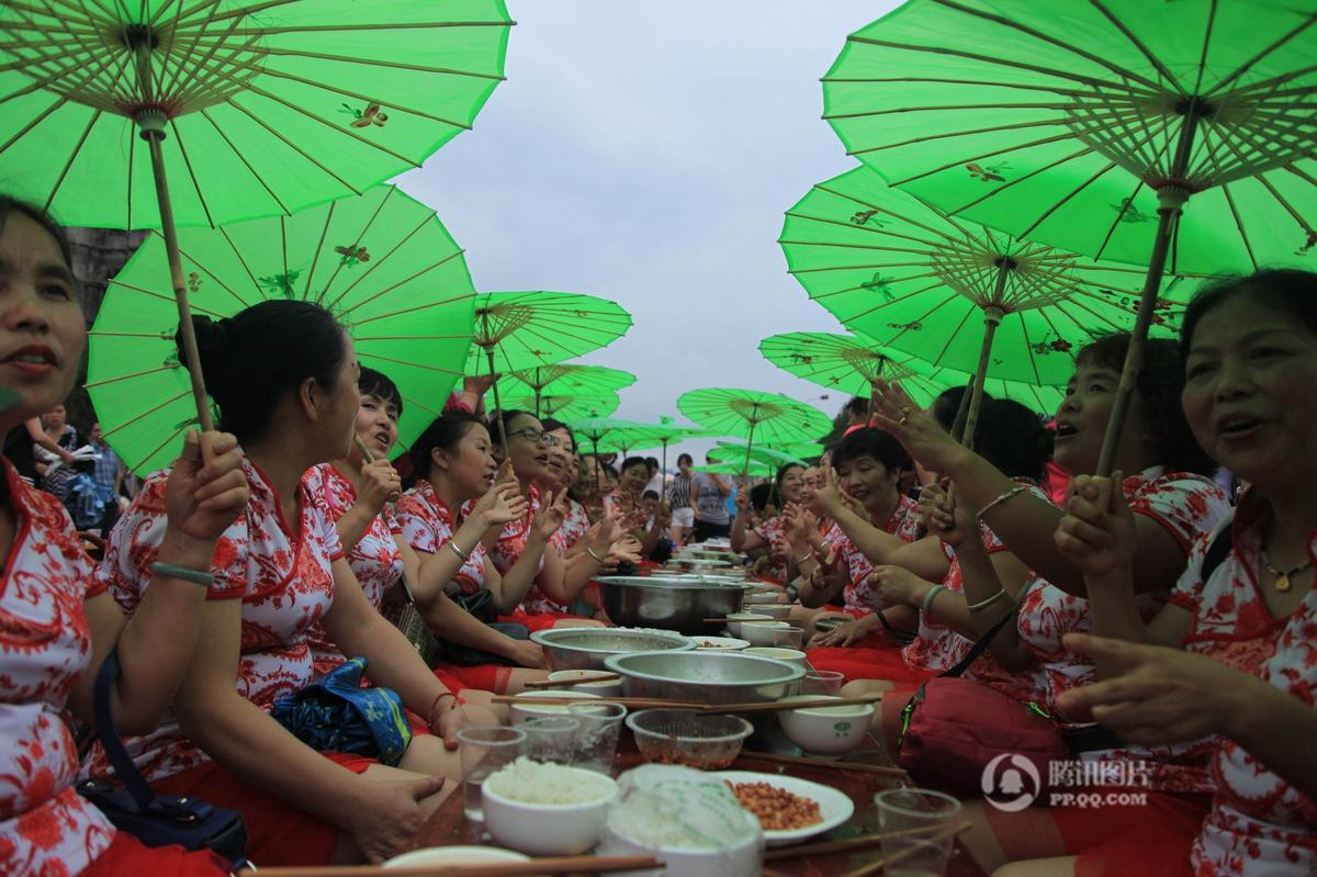 61岁的姑妈肖定菊说，参加活动的姑妈每人出了100元钱，用来买猪、买礼品。“我很喜欢参加这样的活动，很多年轻时候的伙伴嫁出去之后，就很难再见面，通过这次活动，大家又见上了面，真有点想不到。”肖定菊说。