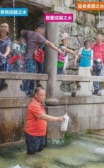 网曝中国游客跳进日本名泉接水