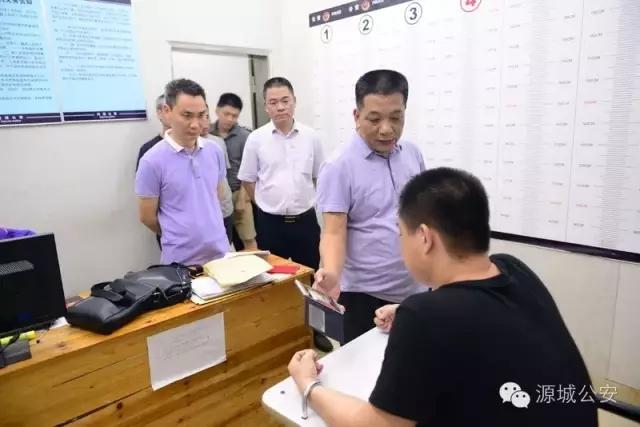 生命是最珍贵的，遭遇抢夺，可以向警方寻求帮助，不要为了他人哪怕是男友的苛责，放弃自己的生命！