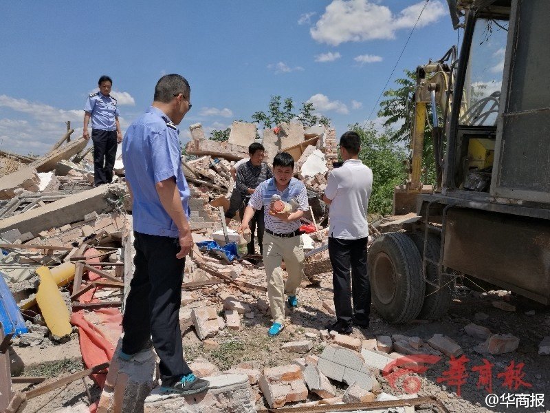 “这些人将我们拖出后，一辆挖掘机开始推倒加油站的三间房，任凭我怎么说也没用。”董永宏说，过了几十分钟，等房屋成为一片废墟，挖掘机才停止，一干人等很快离开。李晓萍赶快从一个村民那里借了一部手机，向合阳县公安局九龙派出所报了案。