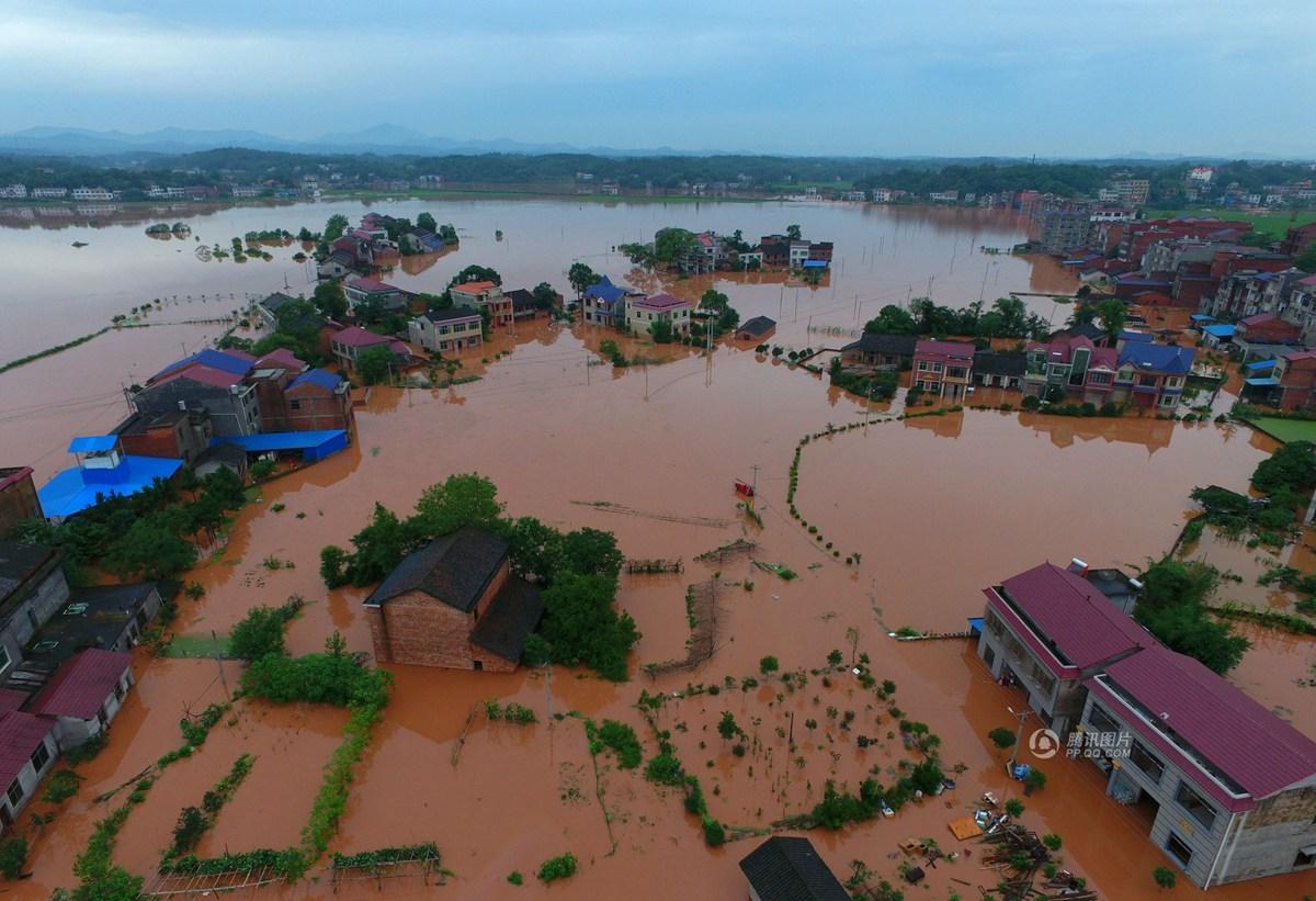 截至6月15日17时，此次强降雨造成该县6个乡镇遭受不同程度灾害，受灾人口8万多人，受灾农田9万多亩，倒塌房屋400多间，紧急转移人口1700余人，经初步估算，造成直接经济损失3亿余元，其中水利设施直接经济损失6810万元。