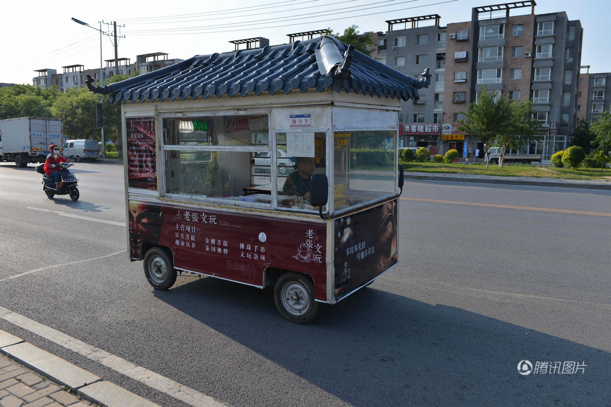 6月16日，沈阳市，市民老张自制电动房车引围观。仿古建筑的造型、精美的房顶，还配备了卫星定位、倒车系统。