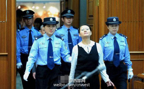 还记得2009年7月在季羡林遗体告别仪式上，“指控”著名学者钱文忠偷乌龟的神秘白衣女子、西安人王如吗？6月14日，华商报记者从季羡林儿子季承处得知，在经历了被公安机关刑拘、出庭受审、取保候审之后，6月7日，王如因涉嫌盗窃季羡林古籍文物案，被北京市第一中级人民法院宣判入狱5年，并被重新收监。