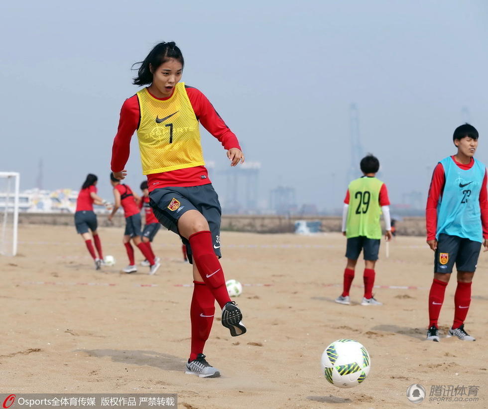 中国女足集结全力备战奥运，秦皇岛海滩大战沙滩足球。