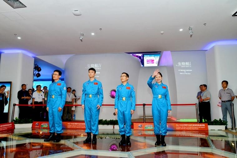 6月17日，参加“绿航星际”试验的4名志愿者在启动仪式上亮相。