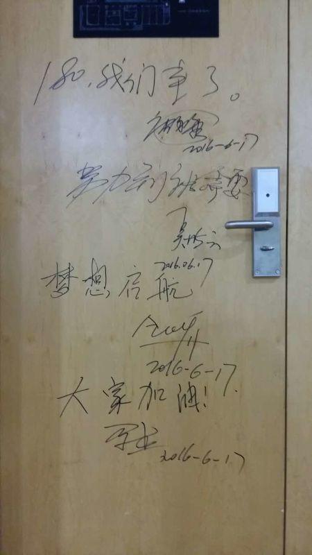 进入密闭舱的志愿者在舱门写下寄语。