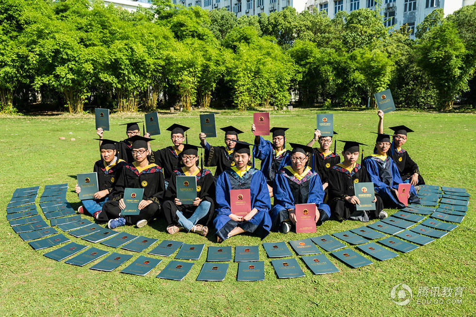 近日，三峡大学一组毕业照热传网络，与众多创意毕业照“强凹”造型取胜不同，他们是带着自己本科或读研期间获得的数十张专利证书拍照，透着浓浓的学术范儿，“学霸”气十足。