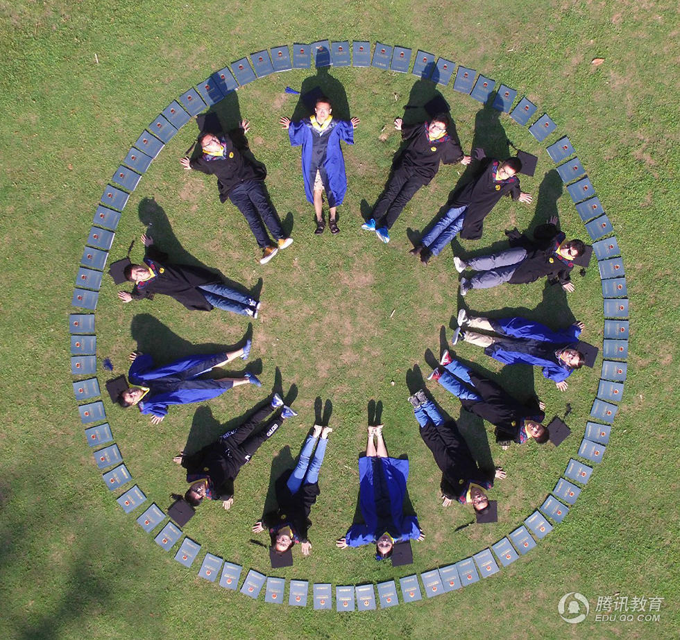 这组毕业照出自三峡大学机械与动力学院，今年该院即将毕业的本科生、研究生中，已获得发明专利的就有26人，其中部分毕业生相约一起“晒”出自己在大学或读研期间获得的一张张专利证书作纪念，而这些“硬货”也正是他们就业或继续深造的“敲门砖”。