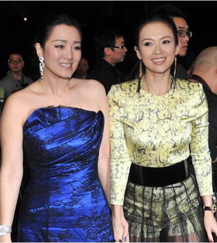 37岁章子怡和51岁巩俐同框，血的教训！一个像女仆一个像女王