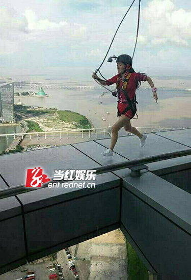 节目组安排女明星挑战高空竞跑。