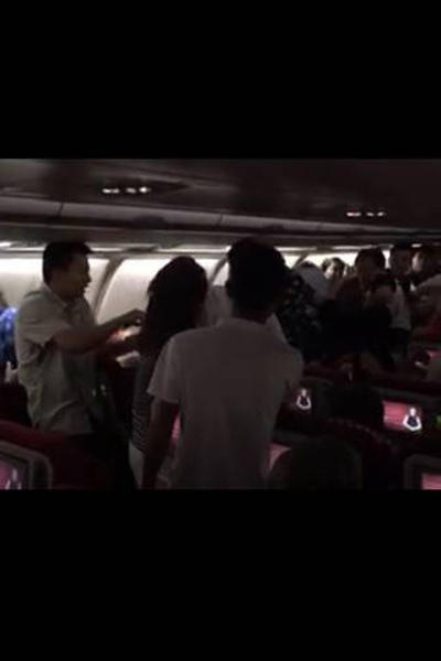 网友@Kal-EI24在微博爆料：海南航空航班HU7737发生打架斗殴事件，我们00:30登机，现在2:18飞机仍滞留北京首都国际机场，飞机已经晚点4小时以上。