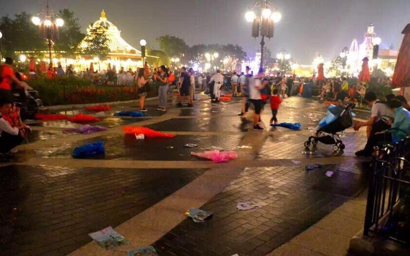 夜光幻影秀结束散场后，食物垃圾、塑料袋和纸杯等散落一地。
