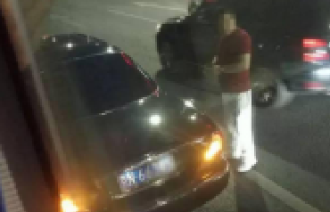 公交司机剐蹭捷豹车 被4人当街殴打