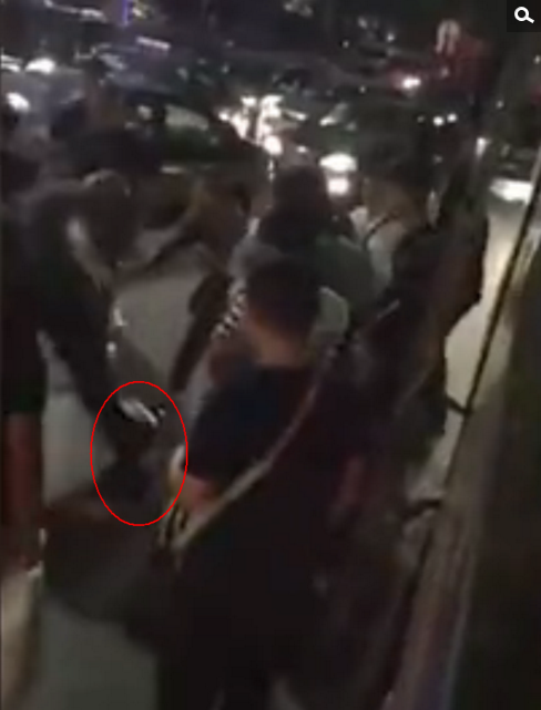 　　公交车上多名乘客录制的现场视频显示，811路公交车停在路边，四名身材壮硕的男子站成一圈，将一名身穿公交制服的中年男子围在中间。四人朝其头、胸口等部位进行殴打，这名公交司机则浑身是血。