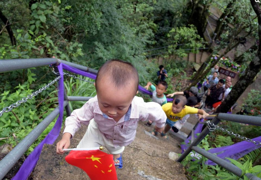 　　到了第一个休息平台，孩子们坐在台阶上喘气。带孩子来的母亲开始心痛孩子了，拿出面包给孩子吃，也有的父亲拿出水给孩子喝。有的孩子的亲人为了鼓励孩子，还特意拿出相机，将拍摄的相片给孩子看，鼓励孩子继续往上攀登。