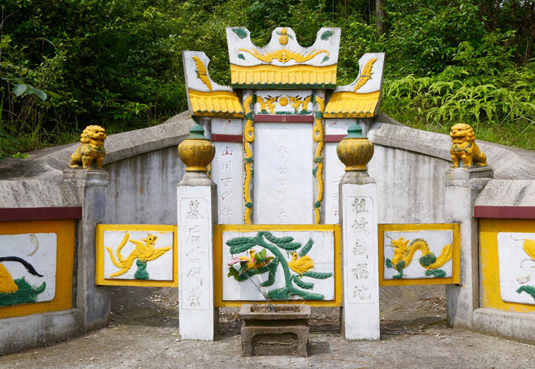 　　马家人确认了马吉祥的死亡。担心在另一个世界无归宿，马家拿出几千元，单独给他修建了豪华墓地，希望在另一个世界能享一些清福。墓地是座“豪宅”，围挡、栏杆、两头金色狮子，以及龙凤图案。墓碑上清晰刻着，马吉祥“殁于二〇一二年正月十六”。阳历2月7日。回来后的马吉祥还去过自己的墓地，对着刻有自己名字的墓碑磕了几个头。