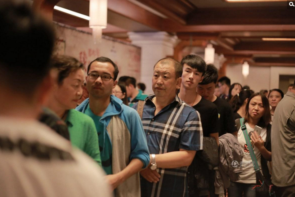 　　这名土豪姓姜，他拒绝了透露全名。“生活好了，但是感情淡了。如今住在对门，却都互不认识，邻里关系淡漠已经成了一个社会问题。”姜先生想通过此举，让邻居们认识一下，坐下来聊聊，加强彼此之间的交流，促进邻里之间的情谊。让大家真正感受到“远亲不如近邻”。