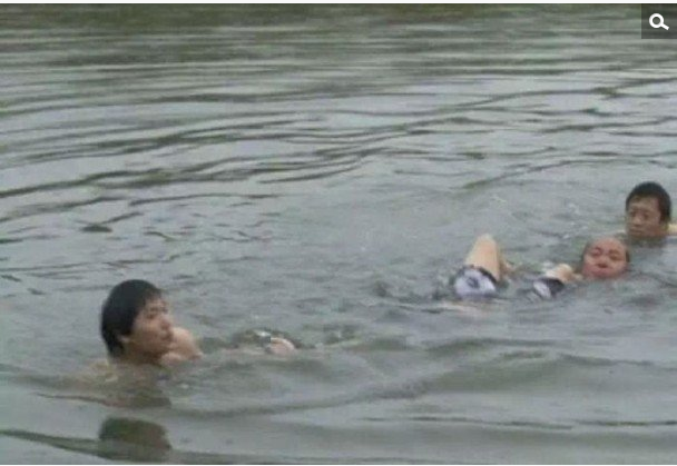 　　知情者说，落水男子姓张，湖北人，20出头，大概从2012年开始就在杭州的一家公司做维修电工。20日小伙子休息，就跟工友一起喝了点酒，随后他和女朋友一起遛狗。刚好，河道上有一根比较粗的管道，当时男子穿着拖鞋，爬到管道上，把狗狗扔进河里，但不料自己不小心滑落水中。