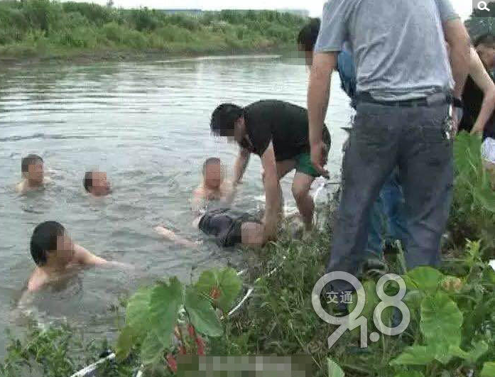 　　河道最深处大概2-3米深，当时女友着急的拨打了几位工友电话，几个工友光着膀子下河寻找，找了半个小时终于找到沉入河底的小伙。男子被捞上来后，已经没有了意识，120现场确认没有了生命体征，随后带回医院继续抢救，还是没能抢救过来。