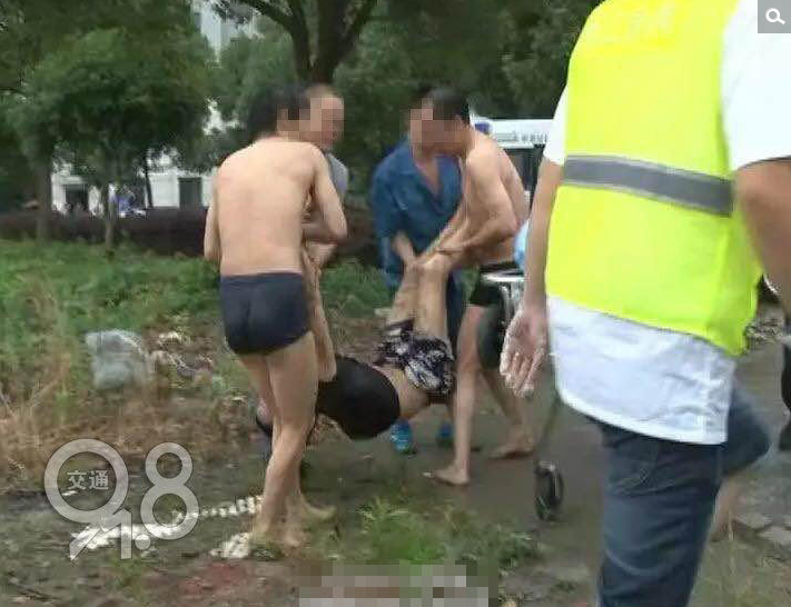　　男子的女友说，他原本懂水性的，因为喝了点酒，又穿着拖鞋踩到湿滑的管道上，不小心滑下去了。