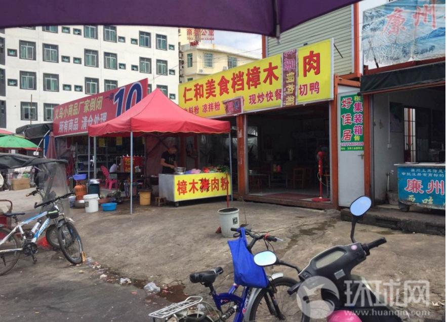 　　近日，记者探访了广西玉林江滨路，因为有很多狗肉馆聚集在这里，被称为“狗肉一条街”。图为，一商户遮挡门头上的“狗”字。