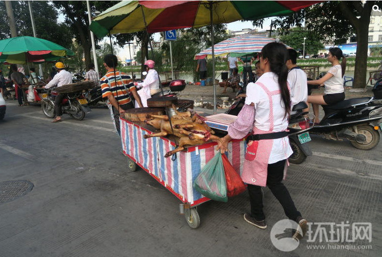 　　当地市民张先生告诉记者，以前就是当地人在夏至前后买些狗肉吃，在几年前媒体大肆报道狗肉节后，会有一些食客从东北或者广东来到这里品尝狗肉。