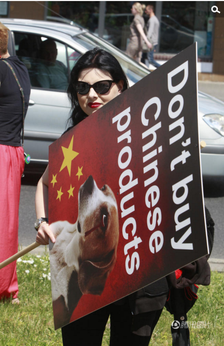 　　集会人士甚至打出“抵制中国商品”的标语。